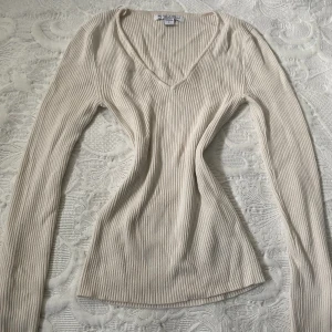💗 Fin beige/vit tröja 💗 - 💗Den är väldigt fin till massor av olika tillfällen 💗, och den är i helt perfekt skick 🫶🏽
