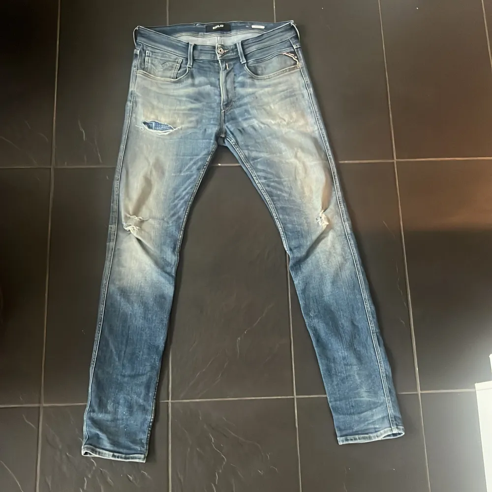 Tjena säljer nu dessa riktigt snygga replay jeansen, bra kvalite samt sköna slitningar. Hör av er ifall det finns funderingar👌. Jeans & Byxor.