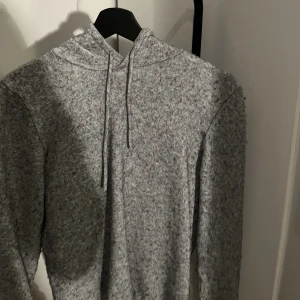 Stickad hoodie  - Tja! Säljer min stickade hoodie från dressman i stl M