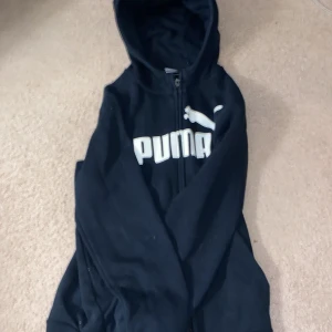 Snygg puma hoodie!!! (Dragkedja) Perfekt för sommarkvällar ☀️🍹😎 - Skick 10/10