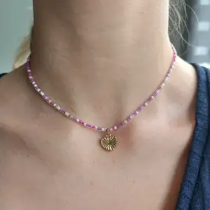 Elastiskt halsband med rosa/lila pärlor och en guldigt hjärta🌊🌙 Går att välja färg och berlock!  Kan skickas eller hämtas, vi står ej för frakt😇