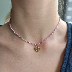 Halsband med hjärta - Elastiskt halsband med rosa/lila pärlor och en guldigt hjärta🌊🌙 Går att välja färg och berlock!  Kan skickas eller hämtas, vi står ej för frakt😇