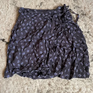 blommig kjol - Lite tunnare material och helt perfekt på sommaren 💐den är mörklila och är vintage kappahl. I strorlek 38 men har knyte runt om så går att göra mindre och även lite större. Enligt mig är den perfekt längd! 