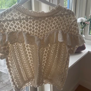 Topp - Super söt Zara topp, köpt här på Plick för några månader sen men kom inte till användning 💓 fin till sommaren!! Storlek L men passar S-L då den är lite liten i storleken
