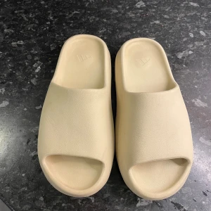 Yeezy slide - Sommarens skönaste tofflor för ENDAST  699 KR!  Inköpspris 2300 kronor. 