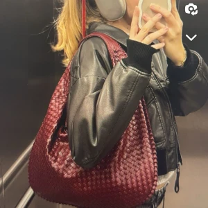 Design by si väska - Vinröd design by si väska som är i fint skick