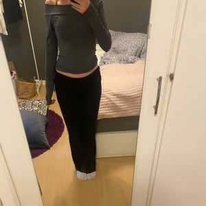 Off shoulder tröja - En off shoulder tröja från bikbok med storlek S. Bra skick💖