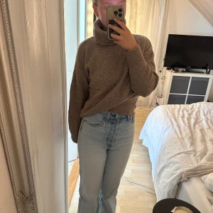 Levi jeans ribcage straight - Storlek 27 midja och 29 i längd. Jag säljer jeansen då dem är för stora i midjan men kvaliten på dem är 9/10, inga diffekter! Ny pris 1319 kr.  Skriv om ni har flera frågor☺️