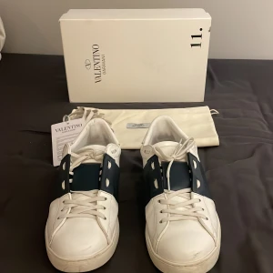 Valentina skor - Väldigt bra skick 8/10 lite röd färg på sulan. Sko snören är ut byta men dom riktiga får man med. Allt på bilden in går.