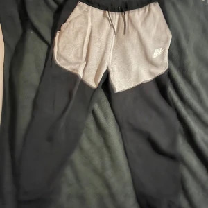 Nike tech byxor. - Ett par Nike tech byxor som jag slutat använda, storleken är L men passar M väldigt bra. Priset kan vi diskutera mer om.