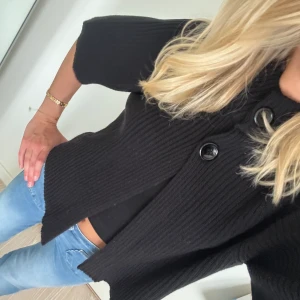 Trekvartsärmad kofta - Så fin trekvartsärmad stickad kofta från märket Monari💕 storlek 40 men sitter bra på mig som har xs/s, aldrig använd 