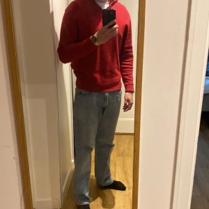 Ralph lauren quarter zip/ halfzip - En vinröd halfzip ifrån polo i storlek medium. Plagget har nopprar på insidan från tvätten men är som nytt utåt. Pris nedsatt med 500 kronor 