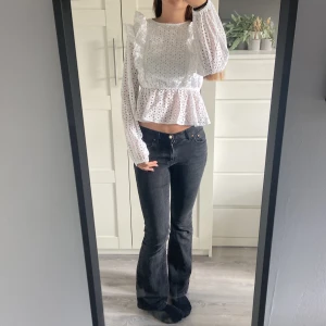 Vit blus - Säljer denna vita blusen från NA-KD❣️ säljer för att den sällan kommer till andvändning och är lite för liten. Mycket bra skick, utan fläckar. Kostar ca 400kr ny. Tror inte att den säljs längre