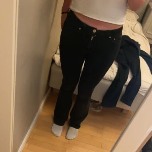 Lågmidjade jeans! - Säljer dessa supersnygga lågmidjade bootcut jeans från Gina Tricot, de är inte använda supermycket och har inga defekter. Säljer pga att de är för små. Strlk 34 men passar nog även 36