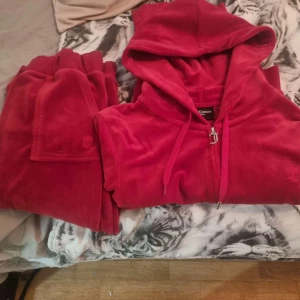 Juicy couture set - Har haft de ett tag men använder inte för de är för stora