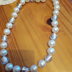 Halsband med stora vita pärlor. - Vackert halsband med stora vita pärlor.