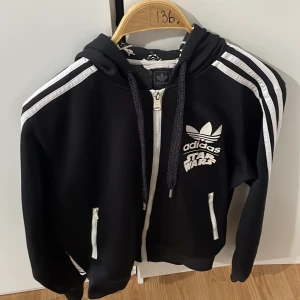 Starwars X adidas kofta  - En unik kombination av adidas och starwars, helt ny och knappt använd