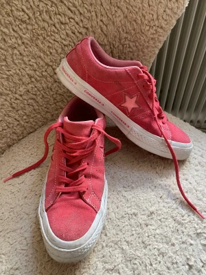 Converse skor - Säljer dessa trendig Converse skor som ger den perfekta färgklicken till varje outfit!☺️☺️🤌