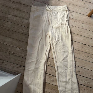 A days march linnebyxor  - Beige linnebyxor från a days march, nypris 1200 kr, storlek 52, bra skick 