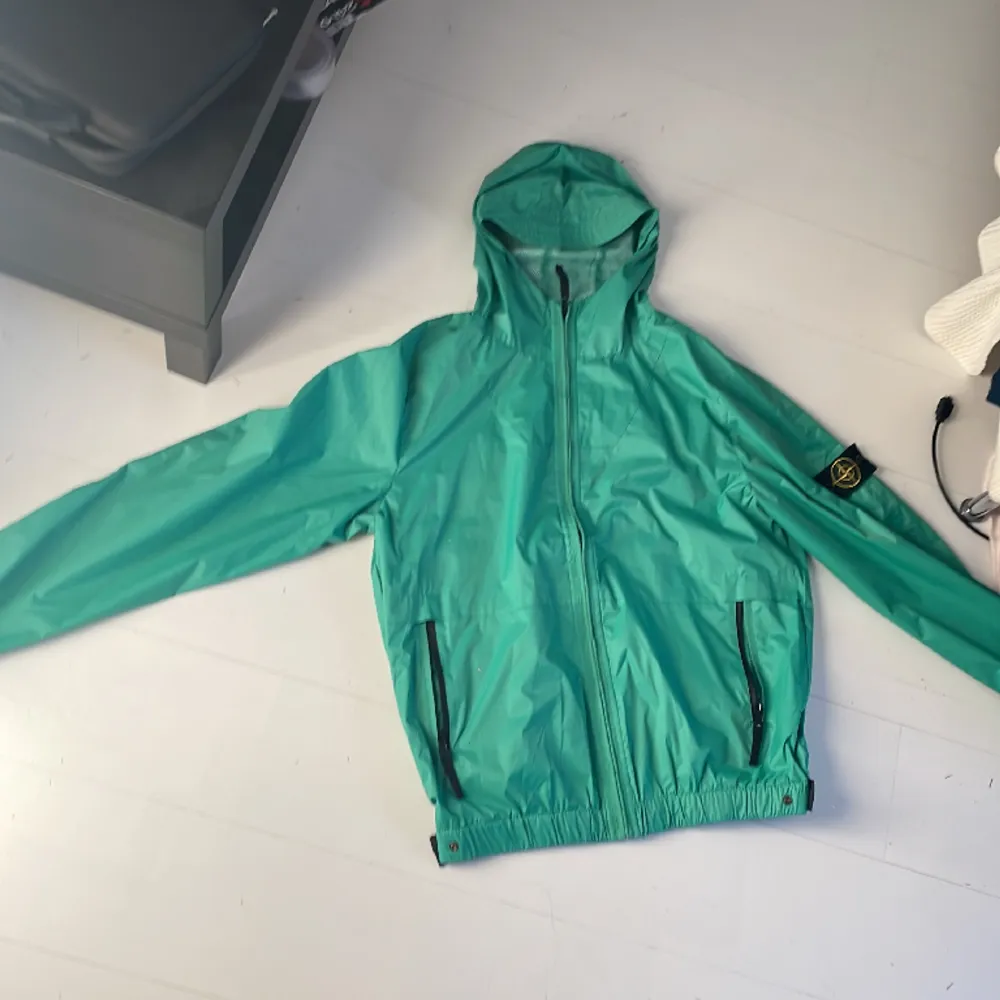 Säljer min stoneisland regn jacka den är helt ny taggen sitter kvar köptes på en resellstore i England. Köptes för 399 pund vilket motsvarar 5070kr. Storlek L passar 175-185 skulle jag påstå.  Skriv för mer bilder och pris.   . Jackor.