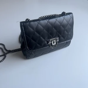 Väska - Svart väska, de är ett stort fack inuti 