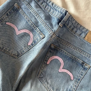 Jeans  - Feta jeans från lager 157 som är målade bak. Fint skick. Jag är ca 172cm och de är lite långa men de går säkert att sy upp. I stolek M, men passar S-M då de är snygga som low waist