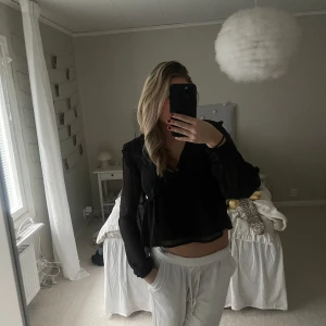Blus - Jätte fin svart blus från bikbok. Använd ett fåtal gånger bara. 