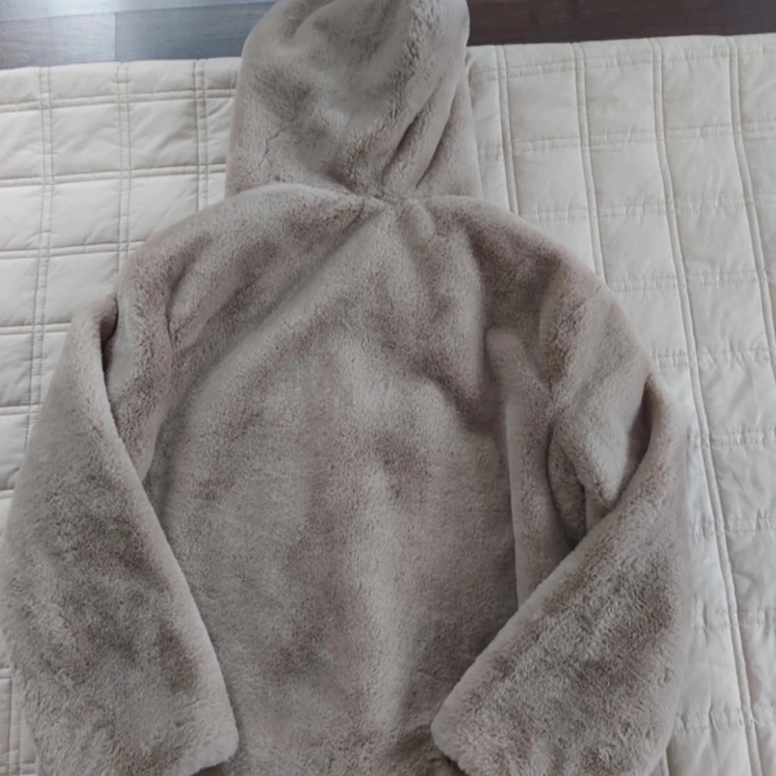 Fluffig jacka med luva  - 91