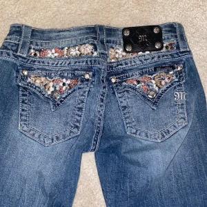 Miss me jeans  - Jätte fina miss me jeans i storlek 27. Finns inga defekter.Innerben=73cm. Skriv vid frågor 💗