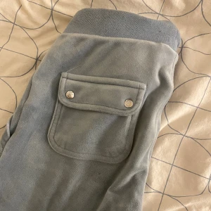 Juicy Couture byxor - Säljer dessa juicy byxor då jag inte använder dem längre, som ni ser är dem ganska använda därför jag sänkt priset. Dem e  slitna längst ner pga att dem e för långa för mig. kan skicka fler bilder⚠️kontakta mig innan ni köper!!! ⭐️Ordinarie pris 1100kr