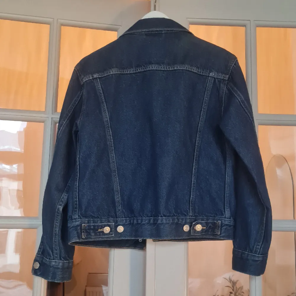 Oanvänd jeansjacka från Levi's.   Myckrt gott skick.. Jackor.