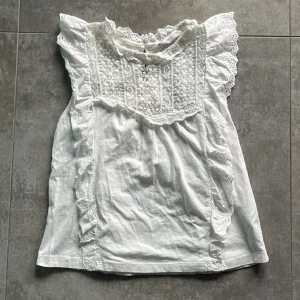 Mango MNG vit topp s - Supersöt, vit topp från Mango MNG i storlek S. Fint skick, väldigt lite använd.