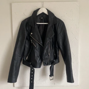 Skinnjacka!! - Asss cool skinnjacka, sparsamt använd