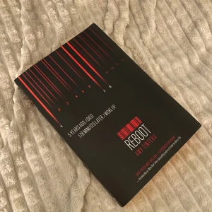 Reebot av Amy Tintera - Reebot av Amy Tintera, väldigt solblekt men har inga andra defekter än att den legat på en solig plats på hyllan! Säljer även uppföljaren.