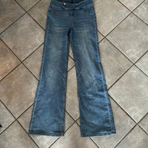 Mid waist jeans - Fina mid waist jeans som tyvärr är lite stora för mig. Dom är lite slitna längst ner som man ser på andra bilden. Ungefär 34,5 cm i midjan plus lite stretch och innerbenet är ungefär 80 cm. Jag är 1,65!💕