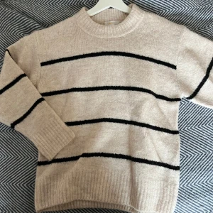 Stickad tröja  - Randig stickad tröja från Gina tricot med ränder! Super fin och super mjuk. Den är oanvänd i storlek XS