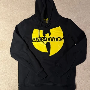 Wu-Tang hoodie - Hoodien är i storlek M, men mer åt det mindre hållet