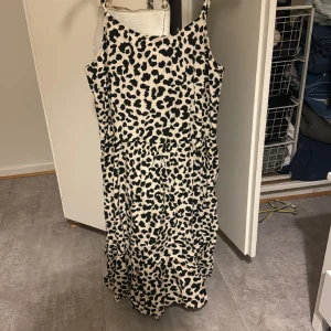 Klänning - Fin leopard klänning som sitter bra och formar kropper otroligt fint. Aldrig använd enbart testad