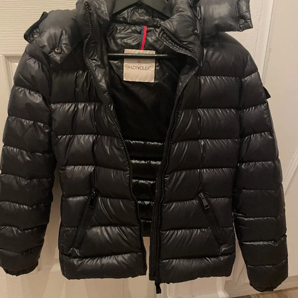 Säljer min mycket sparsamt använda Moncler jacka i modellen Bady. Nypris 14 695kr. Äkthetsbevis finns.. Jackor.