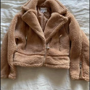 Teddyjacka - Jättefin teddyjacka i storlek 38. Knappt använd. Ev. frakt betalas av köpare. 