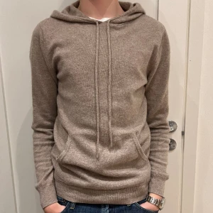 John Henric Hoodie  - Kashmir hoodie från John Henric i storlek S. Helt slutsåld på hemsidan Säljer för 1200kr + frakt 