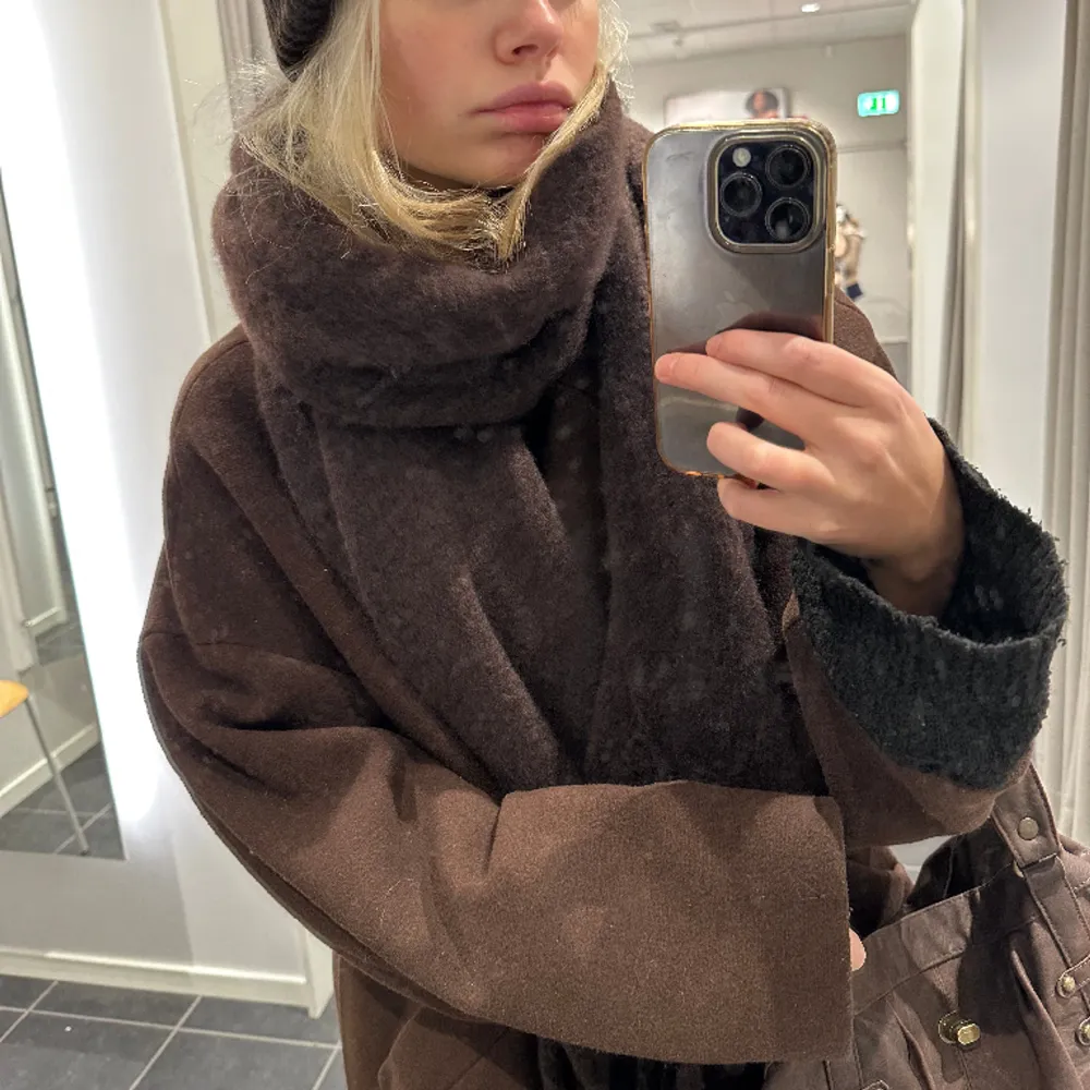 Brun halsduk från Lindex, jätte mysig och hårar inte alls mycket. Kommer ej till användning hos mig! Inga defekter knappt använd. . Accessoarer.