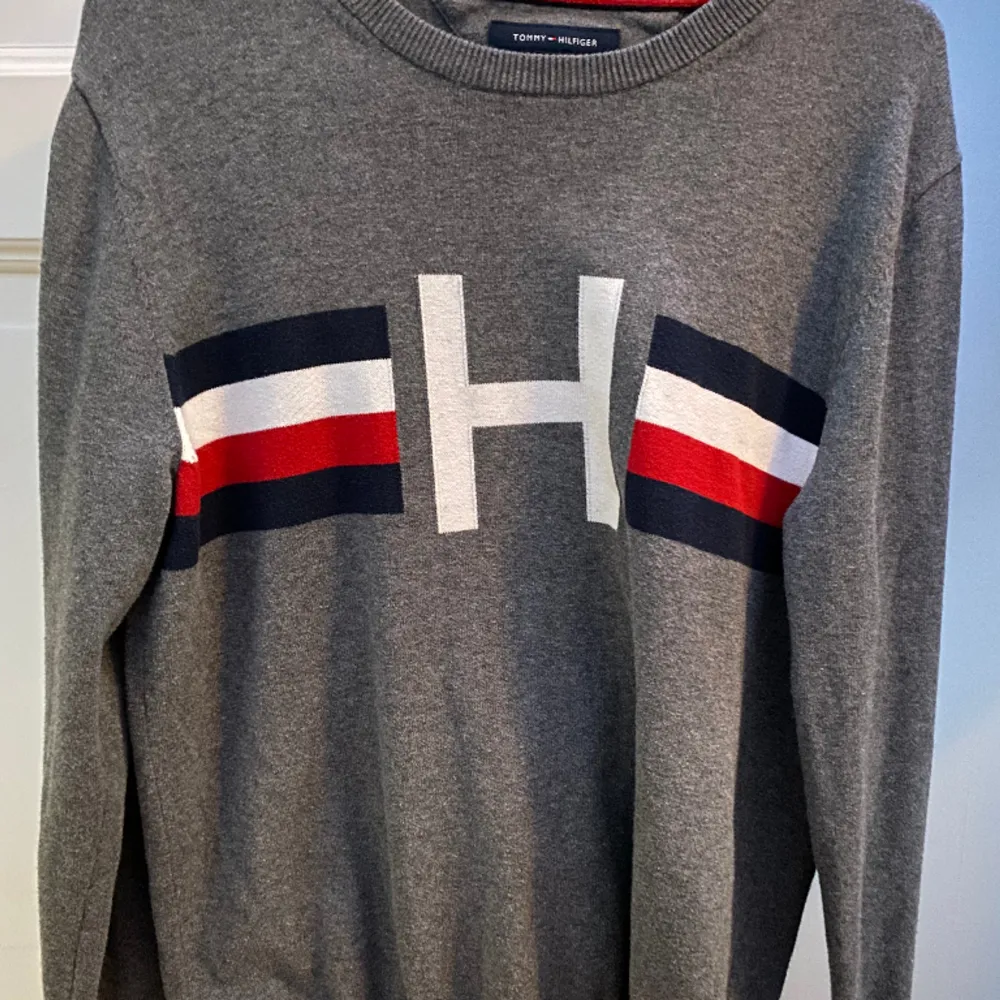 En fin Tommy hilfiger tröja i 9-10 skick  Storlek S men passar M. Tröjor & Koftor.