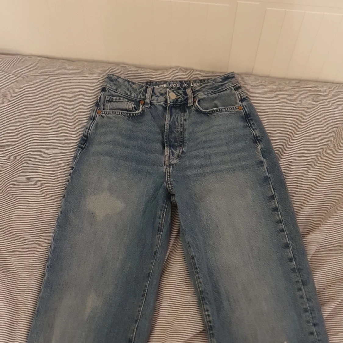 Blåa highwaistjeans med hål - 90