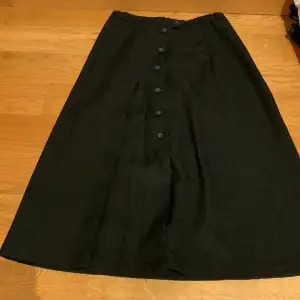 Svart lång högmidjad kjol från Texlene tror jag:)