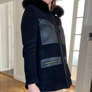 Sandro jacka - Säljer min Sandro jacka för den passar inte längre och som är i ganska bra skick. Äkta med rävpäls i luvan! 