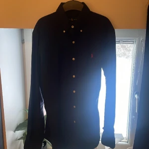 Ralph lauren skjorta  - Ralph lauren skjorta storlek small slim fit. Passar även en medium.  Använd fåtal gånger, inga defekter. 