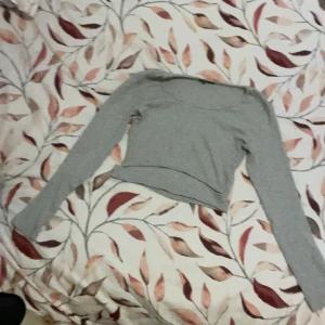 Grå tröja  - Grå kort tröja 