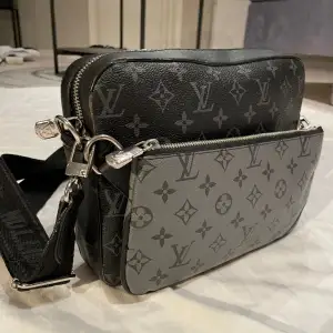 Säljer min Louis Vuitton bag, en väldigt snygg och perfekt bag till dig som gillar dyra märken, inga skador eller liknande, Tveka inte att höra av dig vid funderingar. Och priset är inte hugget i sten🤝🏻🤝🏻