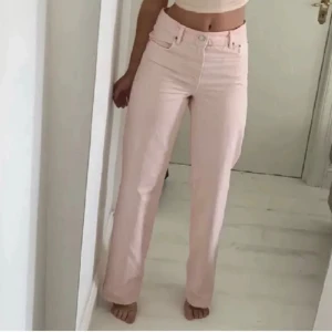 ROSA jeans - Bra skick🤍 liten fläck längst ned men syns knappt